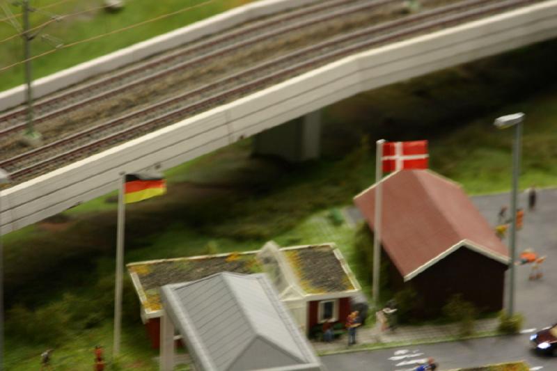 2006-11-25 09:42:50 ** Deutschland, Hamburg, Miniaturwunderland ** Verwackelte Nationalflaggen.