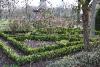 Garten mit Buchsbaumhecke.
