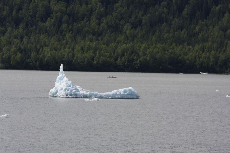 2012-06-20 16:34:22 ** Alaska, Cruise, Juneau ** With a kajak one can get very close to the glacier.
