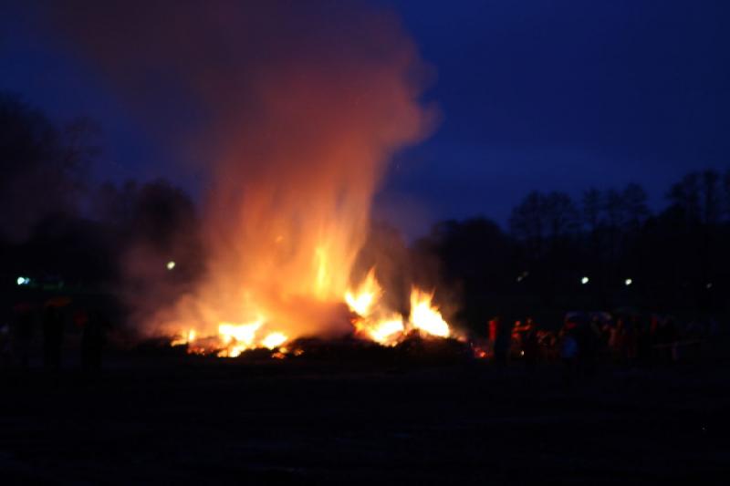 2010-04-03 20:20:30 ** Deutschland, Oldenburg, Ostern ** Das Osterfeuer am Abend vor Ostern in Hundsmühlen.