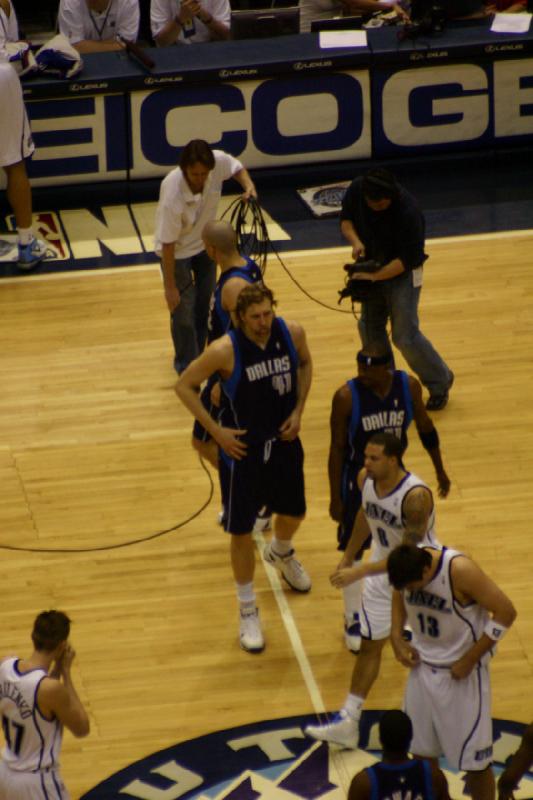 2008-03-03 19:10:26 ** Basketball, Utah Jazz ** Dirk Nowitzki in der Bildmitte.