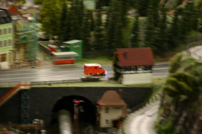 2006-11-25 10:43:26 ** Deutschland, Hamburg, Miniaturwunderland ** Einige der Fahrzeuge im Miniaturwunderland fahren auf den Straßen.