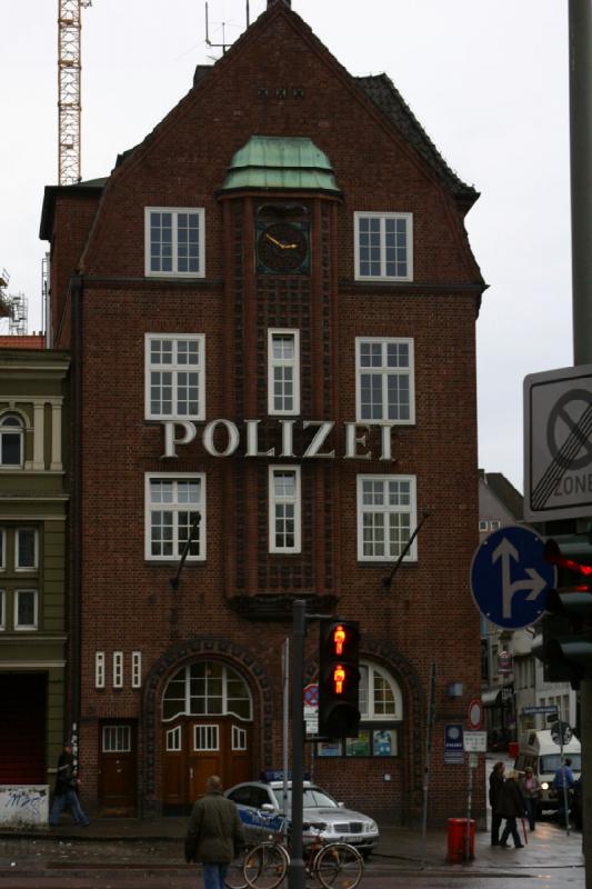 2006-11-25 14:54:28 ** Germany, Hamburg ** Police at the Reeperbahn.