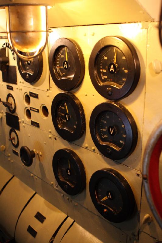 2014-03-11 10:16:21 ** Chicago, Illinois, Museum of Science and Industry, Typ IX, U 505, U-Boote ** Anzeigen der Elektromotoren.