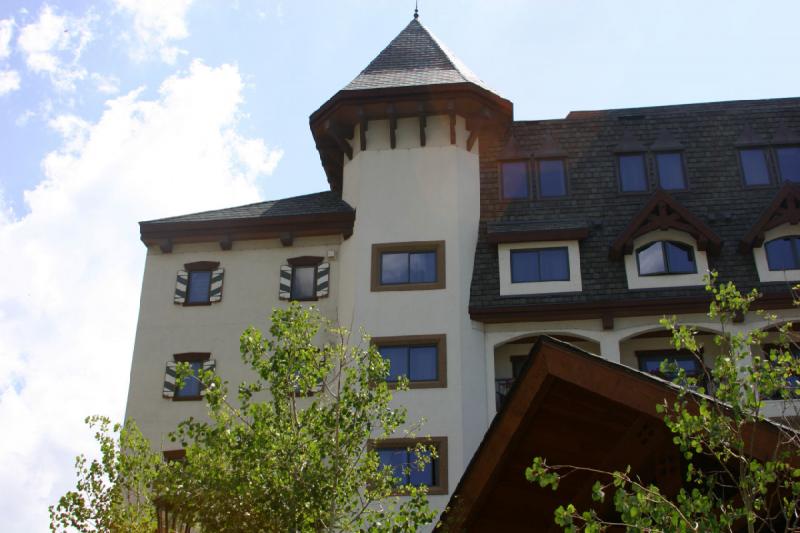 2006-07-22 11:17:00 ** Vail ** The hotel, like so many others in the surrounding area tries to mimic the style of buildings in the european alps.