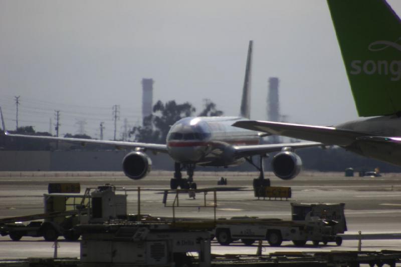 2007-10-14 15:28:02 ** California ** American Airlines-Jet on the Los Angeles Airport. On the right is the tail of a Song plane. 2007-10-14 15:28:02 ** California ** American Airlines-Jet on the Los Angeles Airport. On the right is the tail of a Song plane.