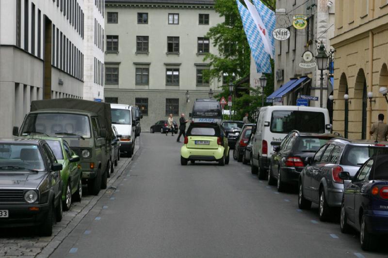 2008-05-19 13:27:12 ** Germany, Munich, Smart ** A smart inside downtown Munich.