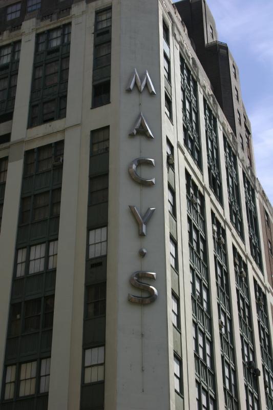 2006-05-07 12:18:24 ** New York ** 'Macy's', the largest store in the world.