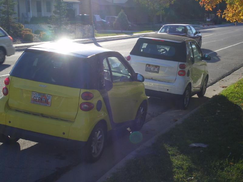 2008-10-18 17:10:10 ** Smart ** Mein gelber Smart hinter einem weißen Smart Cabrio.