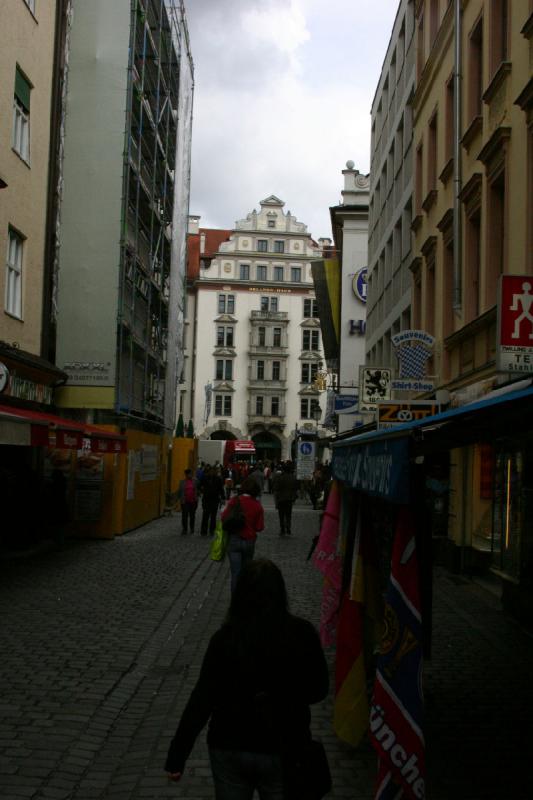 2008-05-19 13:31:52 ** Deutschland, München ** Diese Straße hat viele Geschäfte für Touristen.
