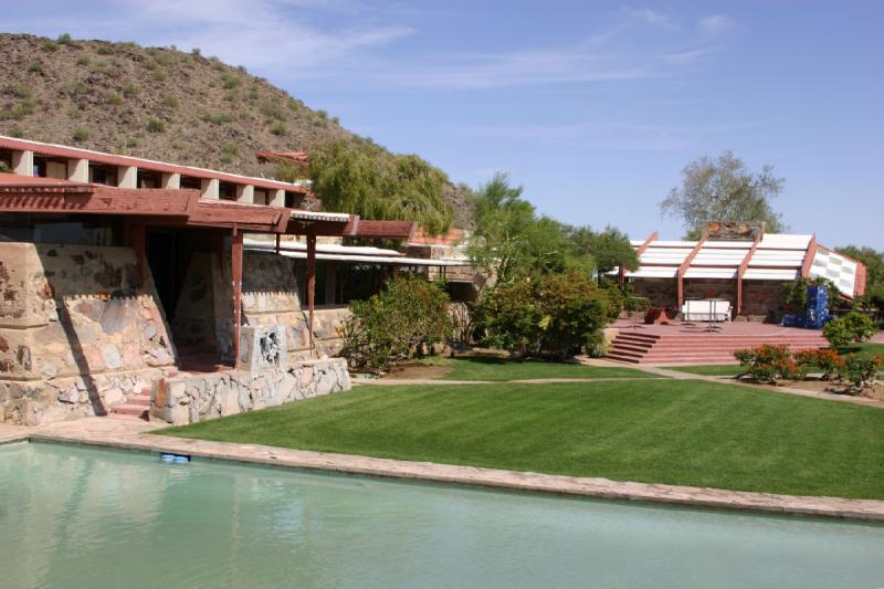 2007-04-14 14:30:40 ** Phoenix, Taliesin West ** Right angles were avoided even in the garden.