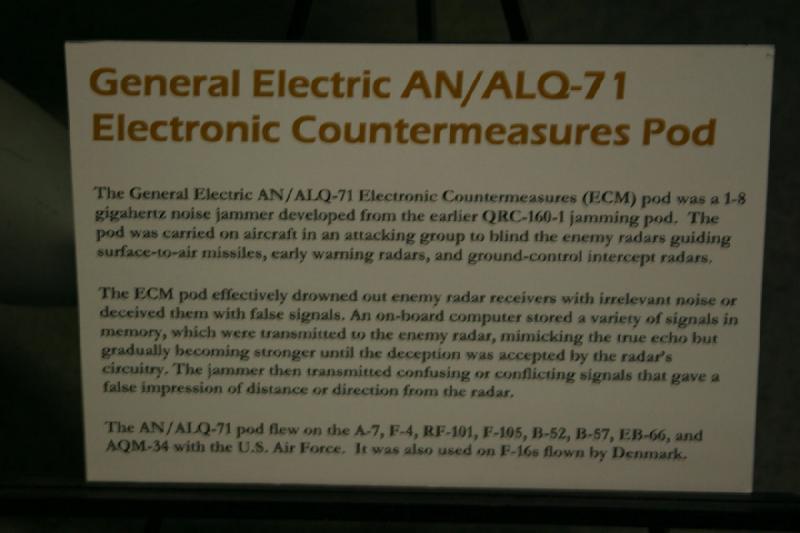 2007-04-08 13:01:04 ** Air Force, Hill AFB, Utah ** Description of the General Electric AN/ALQ-71 Electronic Countermeasures Pod used to jam the enemy radar.