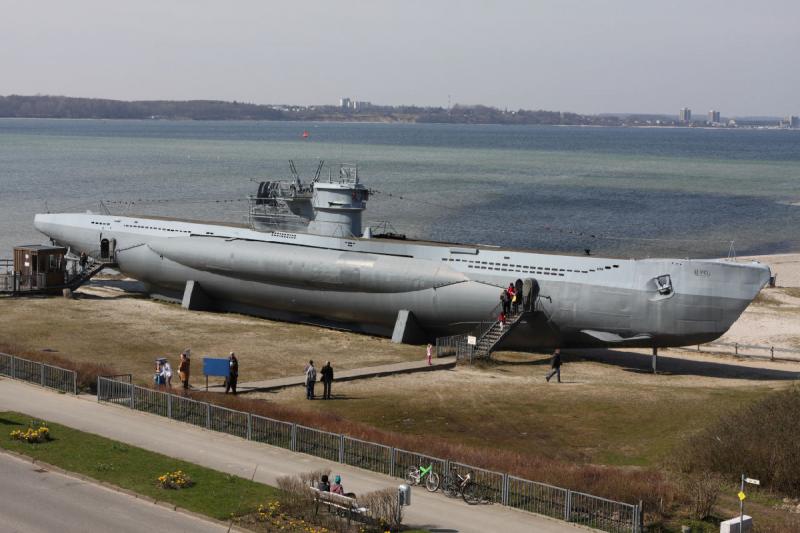 2010-04-07 13:33:01 ** Deutschland, Laboe, Typ VII, U 995, U-Boote ** U 995 direkt am Strand in Laboe bei Kiel.