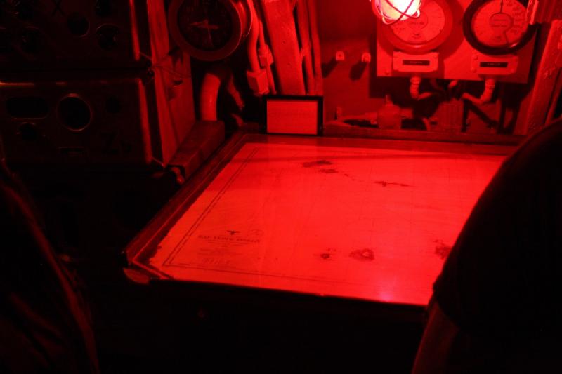 2014-03-11 10:14:55 ** Chicago, Illinois, Museum of Science and Industry, Typ IX, U 505, U-Boote ** Kartentisch in roter Beleuchtung in der Zentrale.
