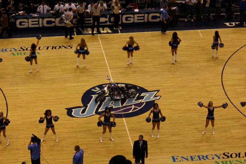 2008-03-03 19:08:20 ** Basketball, Utah Jazz ** Die Cheerleader heizen die Fans ein.