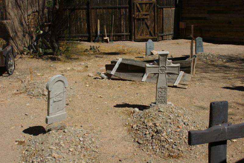 2006-06-17 15:28:34 ** Tucson ** A few graves near the town.