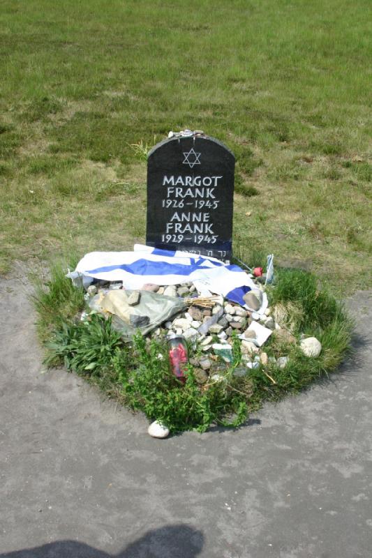 2008-05-13 12:08:48 ** Bergen-Belsen, Deutschland, Konzentrationslager ** Grabstein für Margot Frank (1926-1945) und Anne Frank (1929-1945) die beide kurz vor der Befreiung in Bergen-Belsen umkamen.