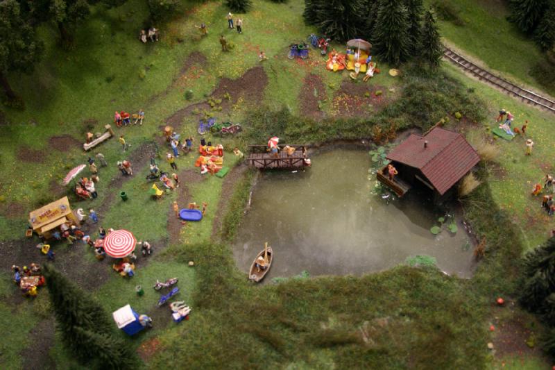 2006-11-25 10:37:34 ** Deutschland, Hamburg, Miniaturwunderland ** Kleiner Badesee.
