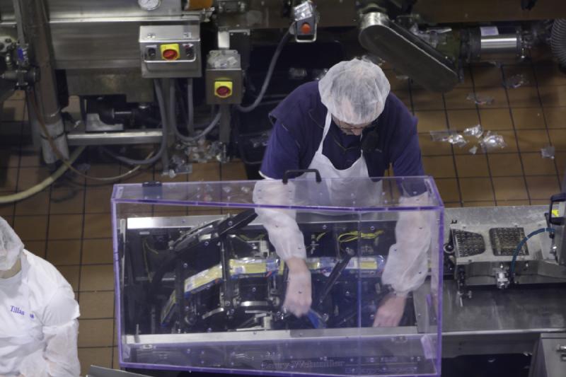 2011-03-25 15:49:42 ** Tillamook Käsefabrik ** Etwas von der Folie ist in der Verpackungsmaschine stecken geblieben.