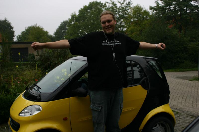 2005-08-23 15:29:07 ** Germany, Ruben, Smart ** At the day of departure for Berlin. Size comparison with a Smart.