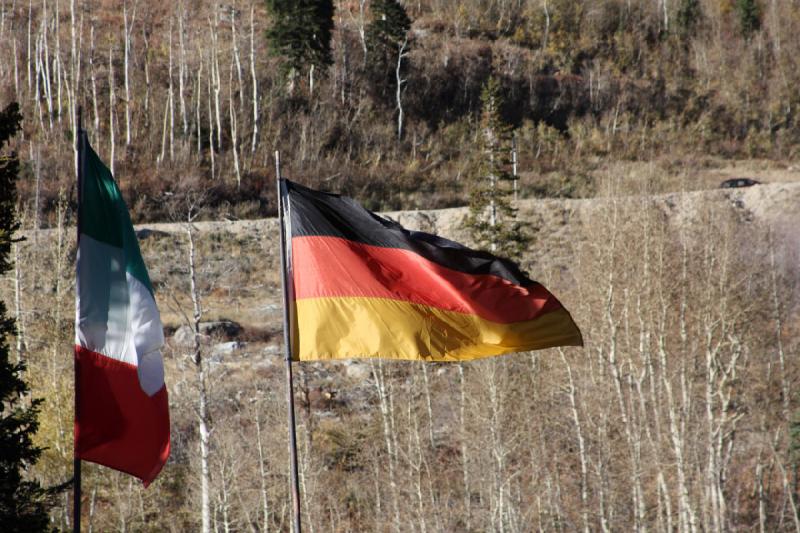 2008-10-25 16:42:14 ** Little Cottonwood Canyon, Snowbird, Utah ** Noch einmal die Deutsche Flagge im Wind.