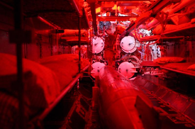 2014-03-11 10:06:20 ** Chicago, Illinois, Museum of Science and Industry, Typ IX, U 505, U-Boote ** Rote Beleuchtung im vorderen Torpedoraum.