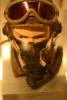 Amerikanische Ausrüstung aus der Zeit des Zweiten Weltkriegs. Helm ist U.S.-Typ B-6 mit Kopfhörern, Brille ist U.S. Polaroid mit rotem Glas und Sauerstoffmaske ist U.S.-Typ A-10-A.