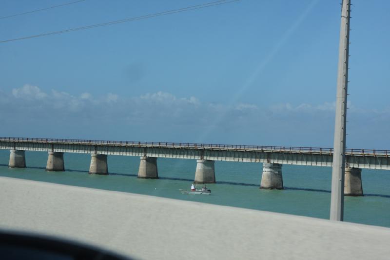 2010-11-26 11:05:06 ** Florida Keys ** A few anglers between the two bridges.