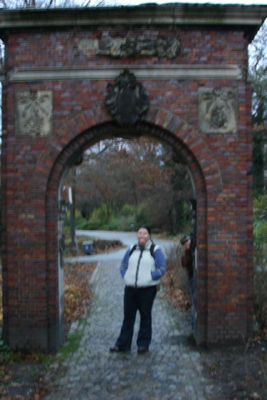 2006-11-25 16:29:32 ** Deutschland, Erica, Hamburg ** Erica und Katie in einem Torbogen. Leider etwas verwackelt zu dieser späten Stunde.