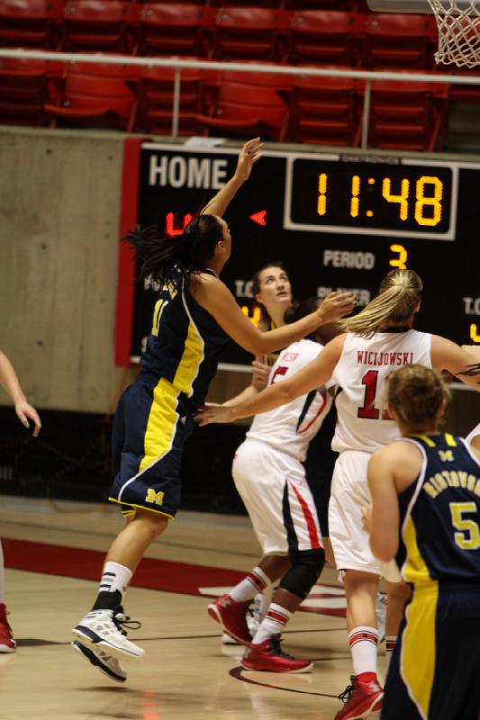 2012-11-16 17:33:26 ** Basketball, Cheyenne Wilson, Damenbasketball, Michigan, Taryn Wicijowski, Utah Utes ** 