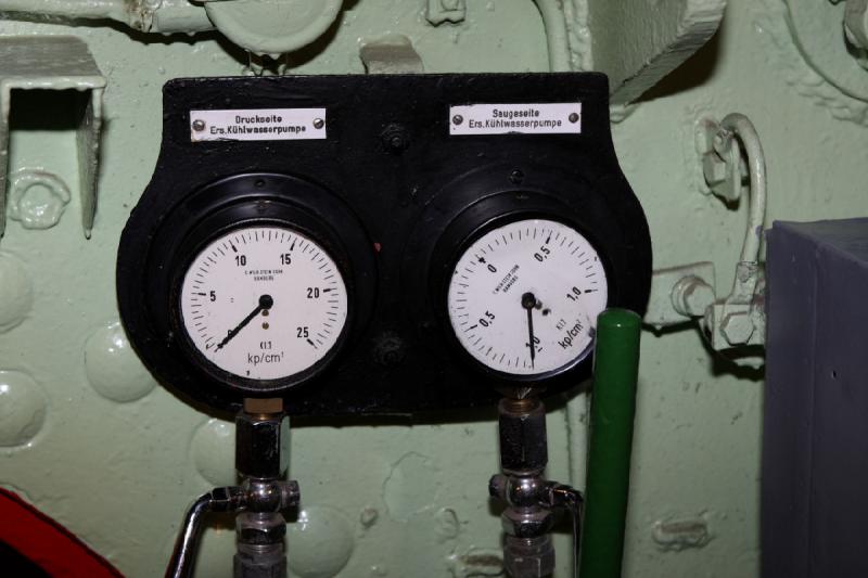 2010-04-15 15:58:05 ** Bremerhaven, Deutschland, Typ XXI, U 2540, U-Boote ** Anzeige des Drucks für die Ersatzkühlwasserpumpe.