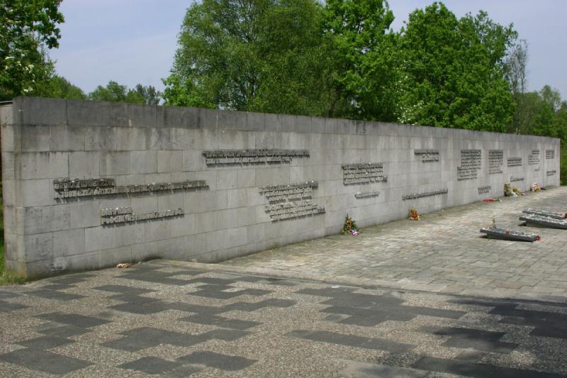 2008-05-13 12:17:10 ** Bergen-Belsen, Deutschland, Konzentrationslager ** Mauer im Zentrum der Gedenkstätte.