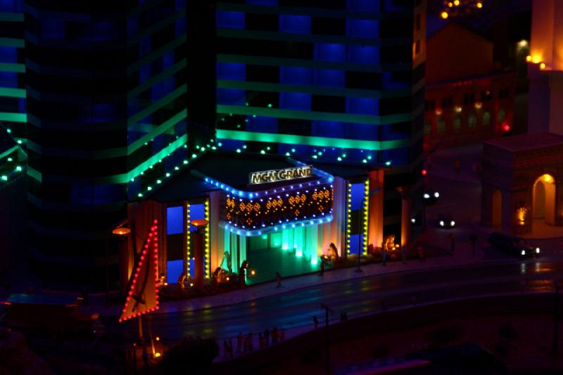 2006-11-25 09:33:38 ** Deutschland, Hamburg, Miniaturwunderland ** Das MGM-Hotel in Las Vegas bei Nacht.