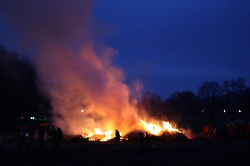 2010-04-03 20:20:45 ** Easter, Germany, Oldenburg ** The easter fire on the evening before easter in Hundsmühlen.
