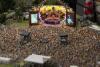 DJ Bobo zieht bei seinem Konzert in der Schweiz eine große Menge Zuschauer an.