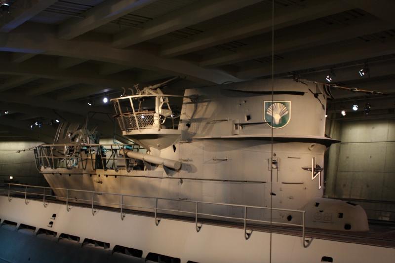 2014-03-11 09:38:53 ** Chicago, Illinois, Museum of Science and Industry, Typ IX, U 505, U-Boote ** Der Turm von U-505 mit dem Wintergarten und den Flugabwehrkanonen.