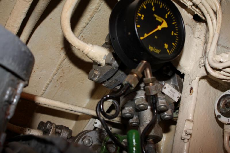 2010-04-15 15:59:26 ** Bremerhaven, Deutschland, Typ XXI, U 2540, U-Boote ** Eine weitere Druckanzeige im Heckraum.
