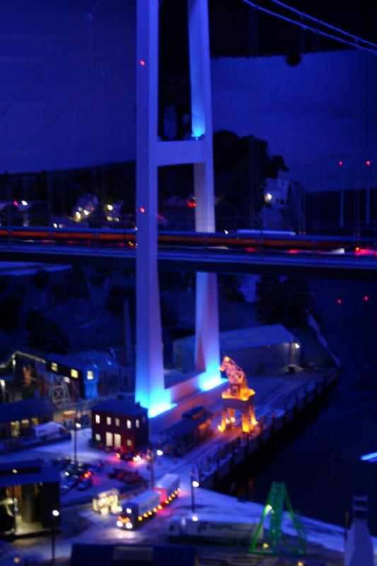 2006-11-25 09:50:46 ** Deutschland, Hamburg, Miniaturwunderland ** Brücke in der Nacht.