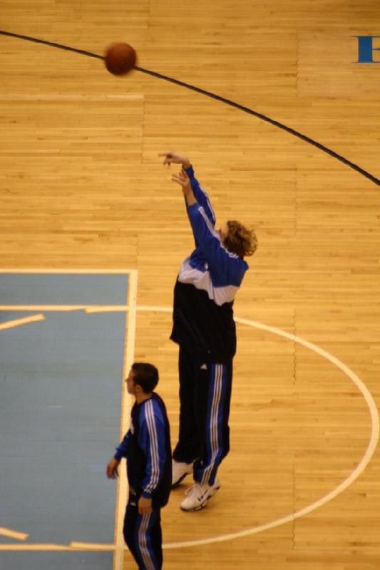 2008-03-03 20:21:18 ** Basketball, Utah Jazz ** Dirk Nowitzki shoots some balls to the other basket.