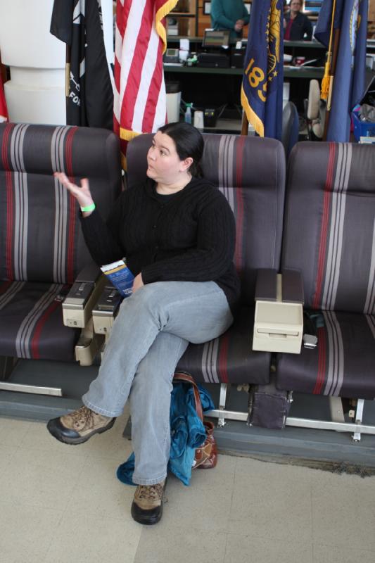 2011-03-26 15:14:45 ** Erica, Evergreen Luft- und Raumfahrtmuseum ** Erica probiert die Sitze der Business-Klasse aus.