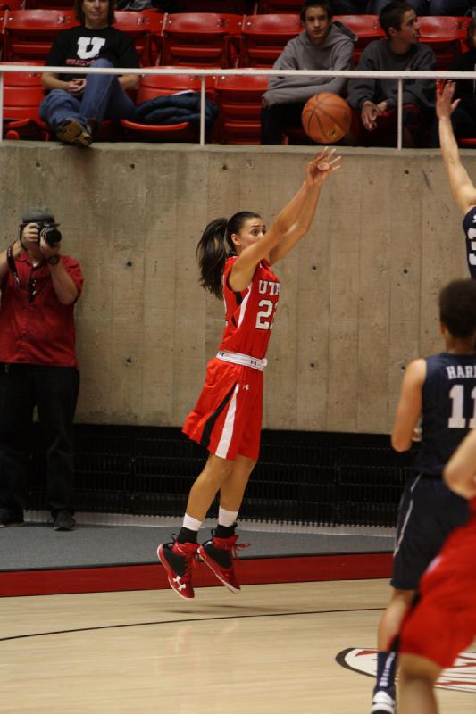 2012-12-08 15:37:57 ** Basketball, BYU, Damenbasketball, Danielle Rodriguez, Utah Utes ** 
