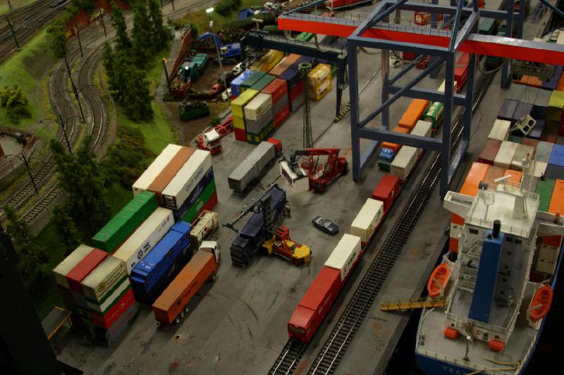 2006-11-25 10:11:38 ** Deutschland, Hamburg, Miniaturwunderland ** Verladung der Container auf die Schiene und auf die Straße.