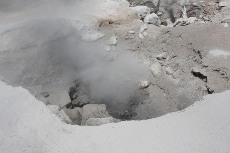 2009-08-03 10:41:10 ** Yellowstone National Park ** Boiling mud.