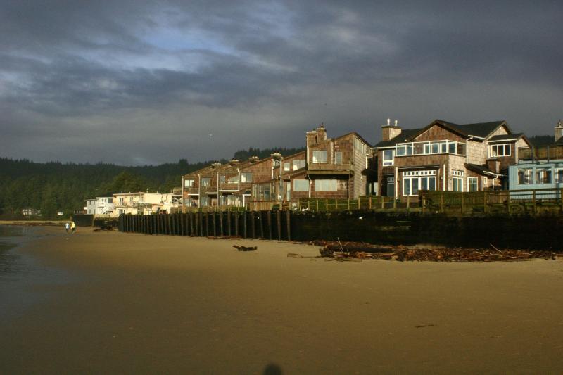 2006-01-28 16:48:10 ** Cannon Beach, Oregon ** Häuser am Strand in Cannon Beach. 2006-01-28 16:48:10 ** Cannon Beach, Oregon ** Häuser am Strand in Cannon Beach.