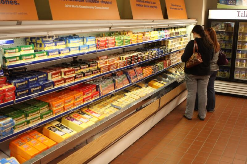 2011-03-25 16:06:32 ** Erica, Katie, Tillamook Käsefabrik ** Hier gibt es verschieden große Blöcke Käse zu kaufen.