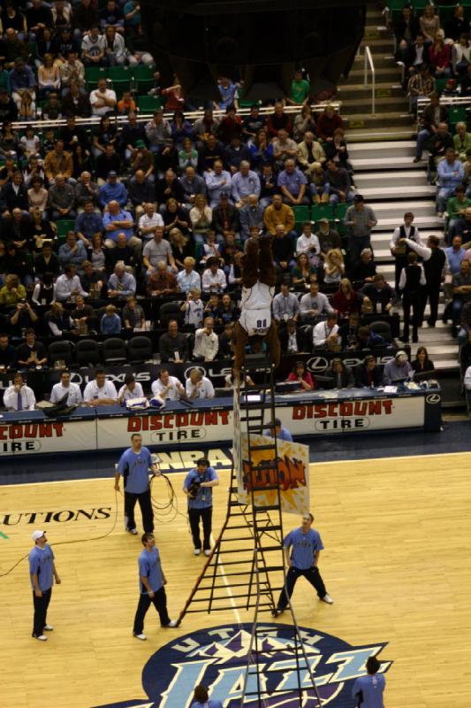 2008-03-03 19:40:58 ** Basketball, Utah Jazz ** Acrobatic performance of the mascot on a ladder.
