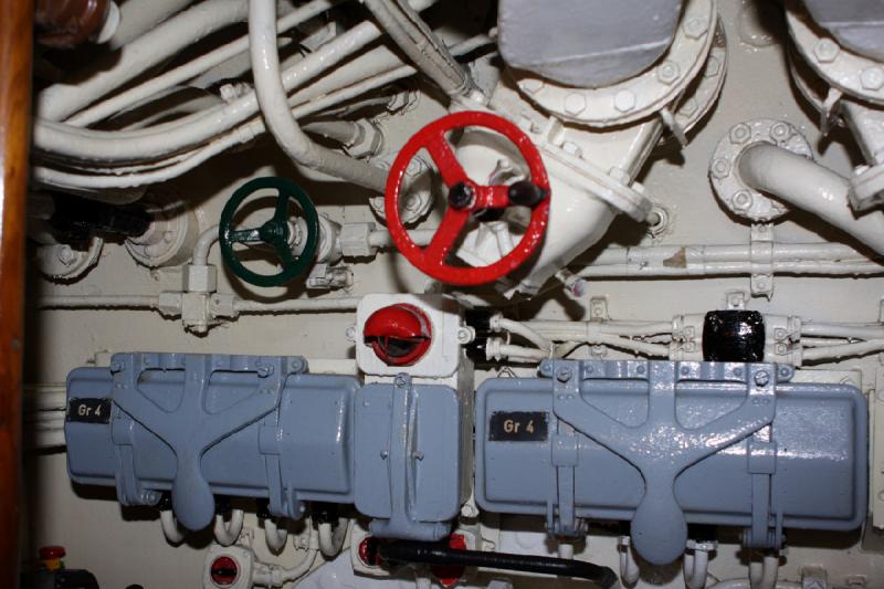 2010-04-07 12:01:43 ** Deutschland, Laboe, Typ VII, U 995, U-Boote ** Ventile vor dem Luk zur Zentrale.