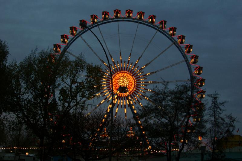 2006-11-25 16:20:08 ** Germany, Hamburg ** Ferris wheel on the Hamburg Dom.