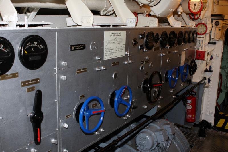 2010-04-07 11:50:01 ** Germany, Laboe, Submarines, Type VII, U 995 ** The controls for the electric drive.