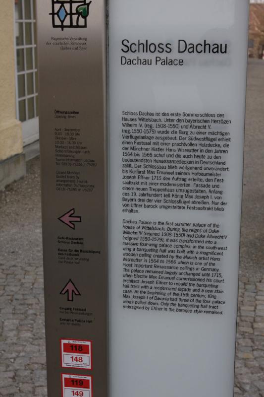 2010-04-09 13:34:45 ** Dachau, Deutschland, München ** Schloss Dachau

Schloss Dachau ist das erste Sommerschloss des Hauses Wittelsbach. Unter den bayerischen Herzögen Wilhem IV (reg. 1508-1550) und Albrecht V (reg. 1550-1579) wurde die Burg zu einer mächtigen Vierflügelanlage ausgebaut. Der Südwestflügel erhielt einen Festsaal mit einer prachtvollen Holzdecke, die der Münchner Kistler Hans Wisreutter in den Jahren 1564 bis 1566 schuf und die auch heute zu den beudeutensten Renaissancedecken in Deutschland zählt. Der Schlossbau blieb weitgehend unverändert, bis Kurfürst Max Emanuel seinem Hofbaumeister Joseph Effner 1715 den Auftrag erteilte, den Festsaaltrakt mit einer modernisierten Fassade und einem neuen Treppenhaus umzugestalten. Anfang des 19. Jahrhundert ließ König Max Joseph I von Bayern drei der vier Schlossflügel abreißen. Nur der von Effner barock umgestaltete Festsaaltrakt blieb erhalten.